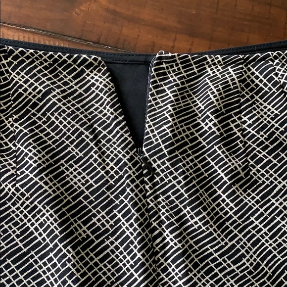 Black & cream geometric pattern pencil skirt - Picture 6 of 8